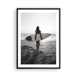 Poster in een zwarte lijst - Vrouw met een surfplank op het strand bij zonsondergang - 50x70cm - De dochter van de zeegolf - Moderne wanddecoratie voor woonkamer en slaapkamer ARTTOR
