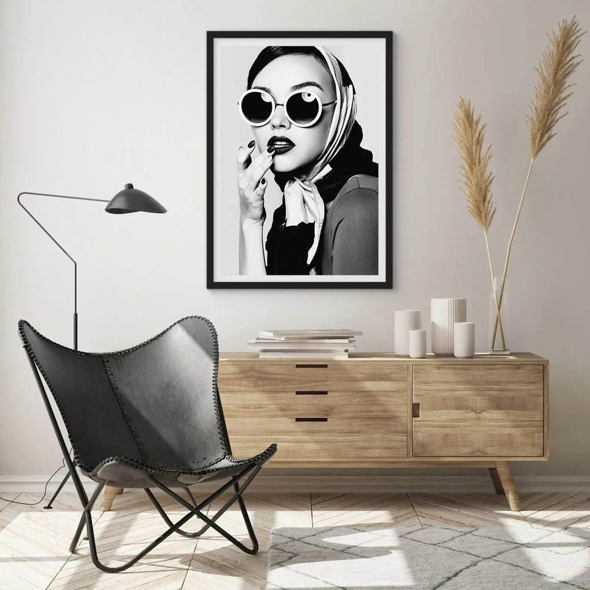 Poster in een zwarte lijst - Portret van een vrouw met een zonnebril en een sjaal - 50x70cm - Groeten uit de jaren 60 - Moderne wanddecoratie voor woonkamer en slaapkamer ARTTOR