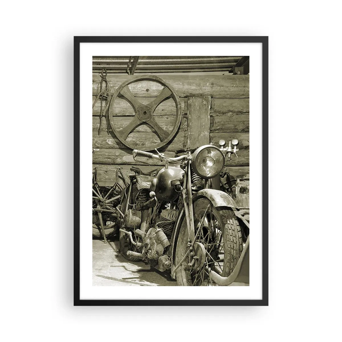 Poster in een zwarte lijst - Een oude motorfiets in een houten schuur met een wiel op de achtergrond - 50x70cm - In de schuur van oom Władek - Moderne wanddecoratie voor woonkamer en slaapkamer ARTTOR