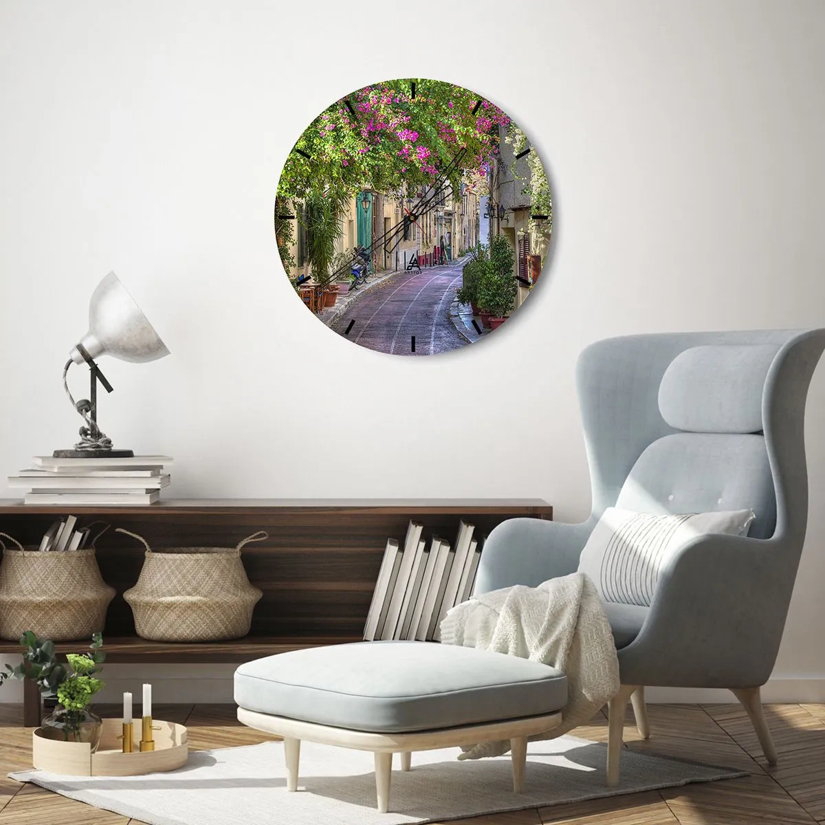 Wandklok - Klok - Een charmante straat met bloeiende bloemen in zuidelijke stijl - 30x30cm - Bloeiende steeg - Moderne wanddecoratie voor woonkamer, keuken en slaapkamer ARTTOR