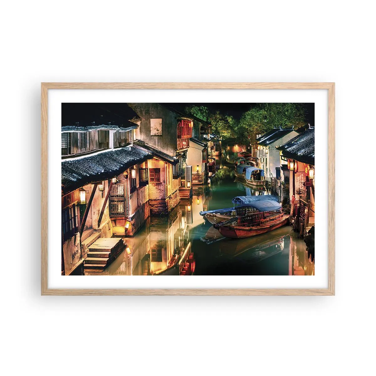 Een poster in een licht eiken lijst - Een avond op een Chinese straat - 70x50 cm