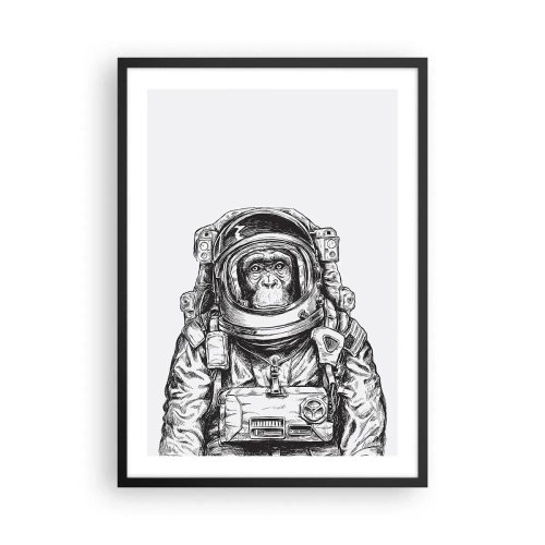 Poster in een zwarte lijst - Een aap in een ruimtepak op een witte achtergrond - 50x70cm - Alternatieve evolutie - Moderne wanddecoratie voor woonkamer en slaapkamer ARTTOR