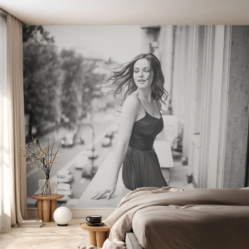 Fotobehang Premium Sand - Zeker een Parijzenaar - Vrouw, Stad, Architectuur - 100x70 cm