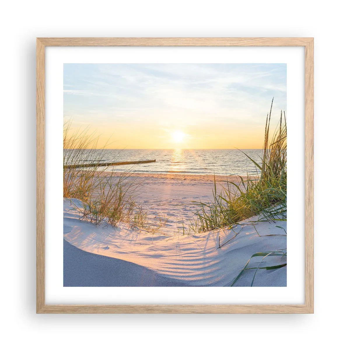 Een poster in een licht eiken lijst - Het geluid van de zee, het zingen van vogels, een wild strand tussen het gras... - 50x50 cm