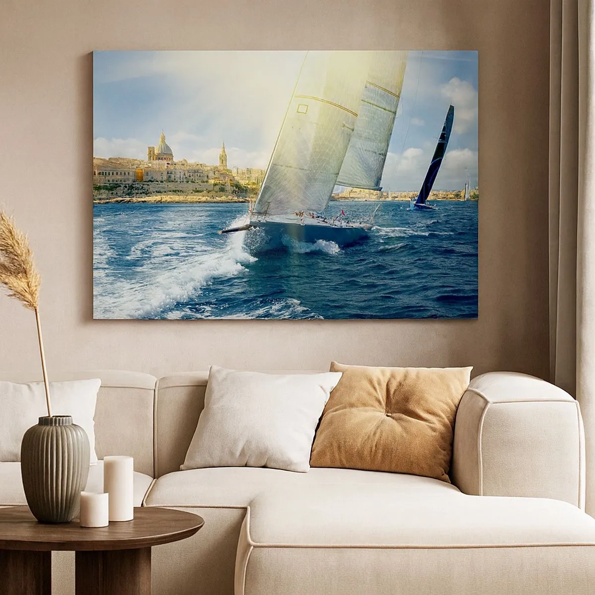Schilderen op canvas - Jachtrace tegen de achtergrond van een zonnige kust - 70x50cm - Het is tijd om de stad te verlaten - Moderne wanddecoratie voor woonkamer en slaapkamer ARTTOR