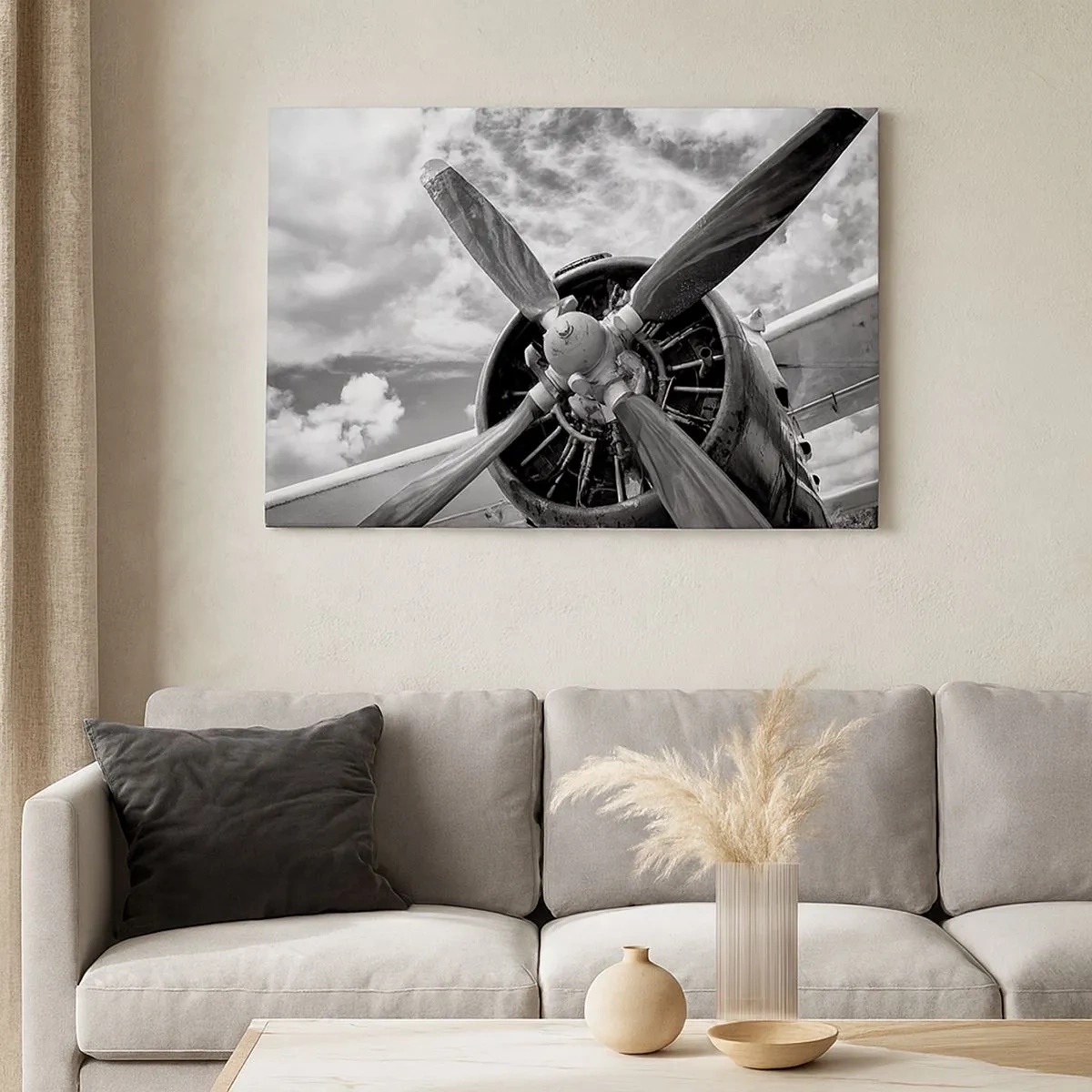 Schilderen op canvas - Een zwart-witfoto van een vliegtuigpropeller tegen een dynamische lucht. - 70x50cm - Veroveraar van de lucht - Moderne wanddecoratie voor woonkamer en slaapkamer ARTTOR