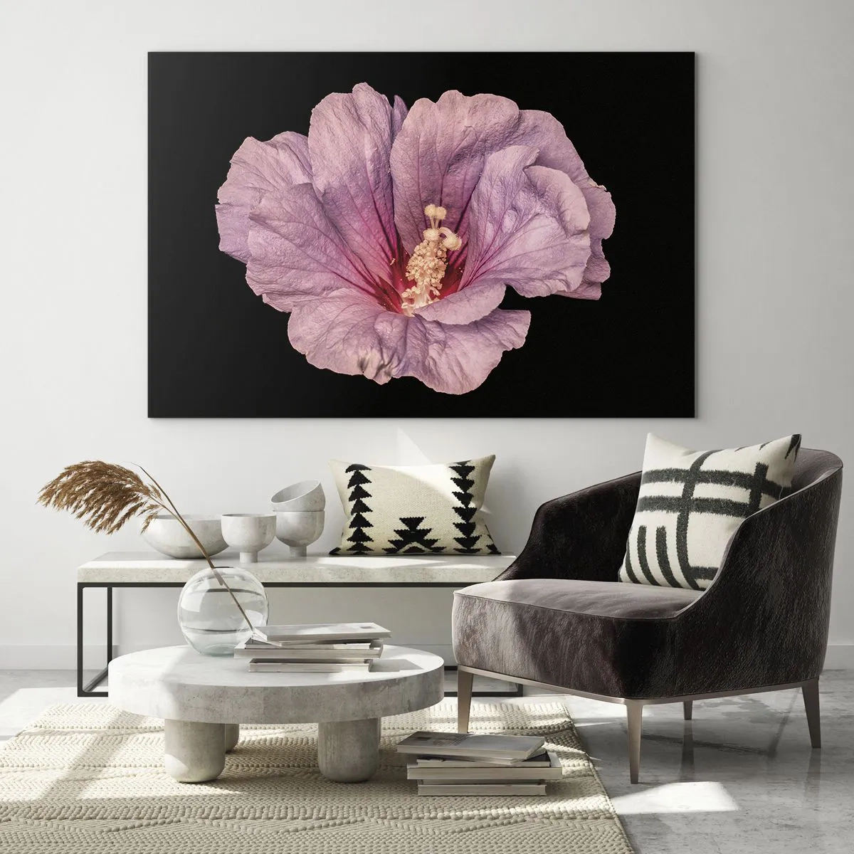 Schilderen op glas - Close-up van een roze hibiscusbloem tegen een zwarte achtergrond - 70x50cm - Recht in het hart - Moderne wanddecoratie voor woonkamer en slaapkamer ARTTOR