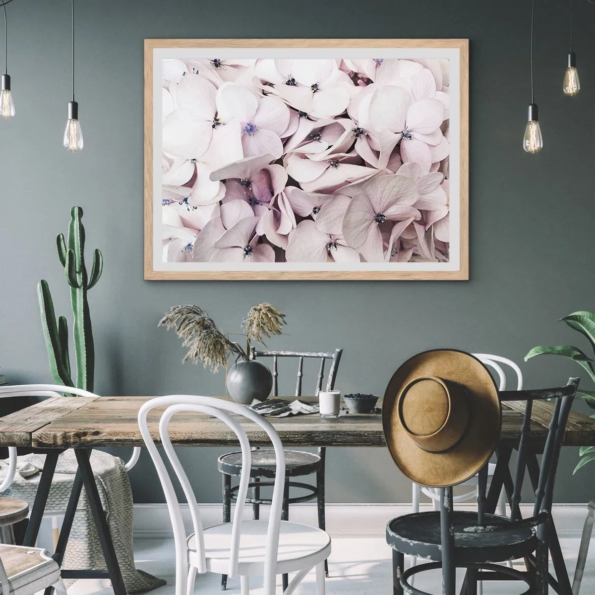 Een poster in een licht eiken lijst - In een vloed van bloemen - 91x61 cm