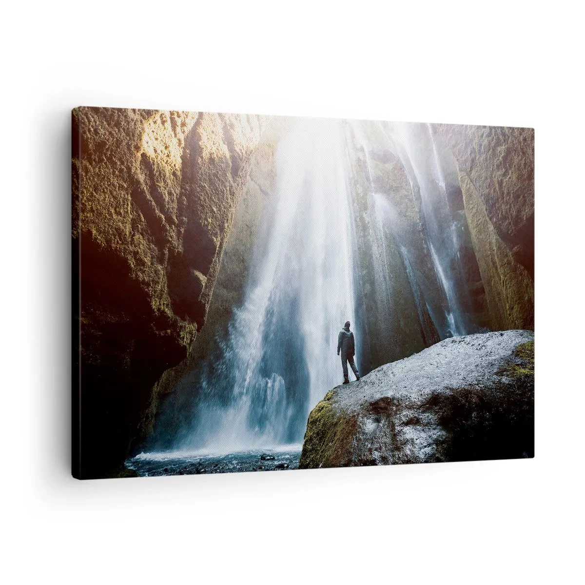 Schilderen op canvas - Een figuur tegen de achtergrond van een majestueuze waterval in een rotsachtige kloof - 70x50cm - Herstel van proporties - Moderne wanddecoratie voor woonkamer en slaapkamer ARTTOR