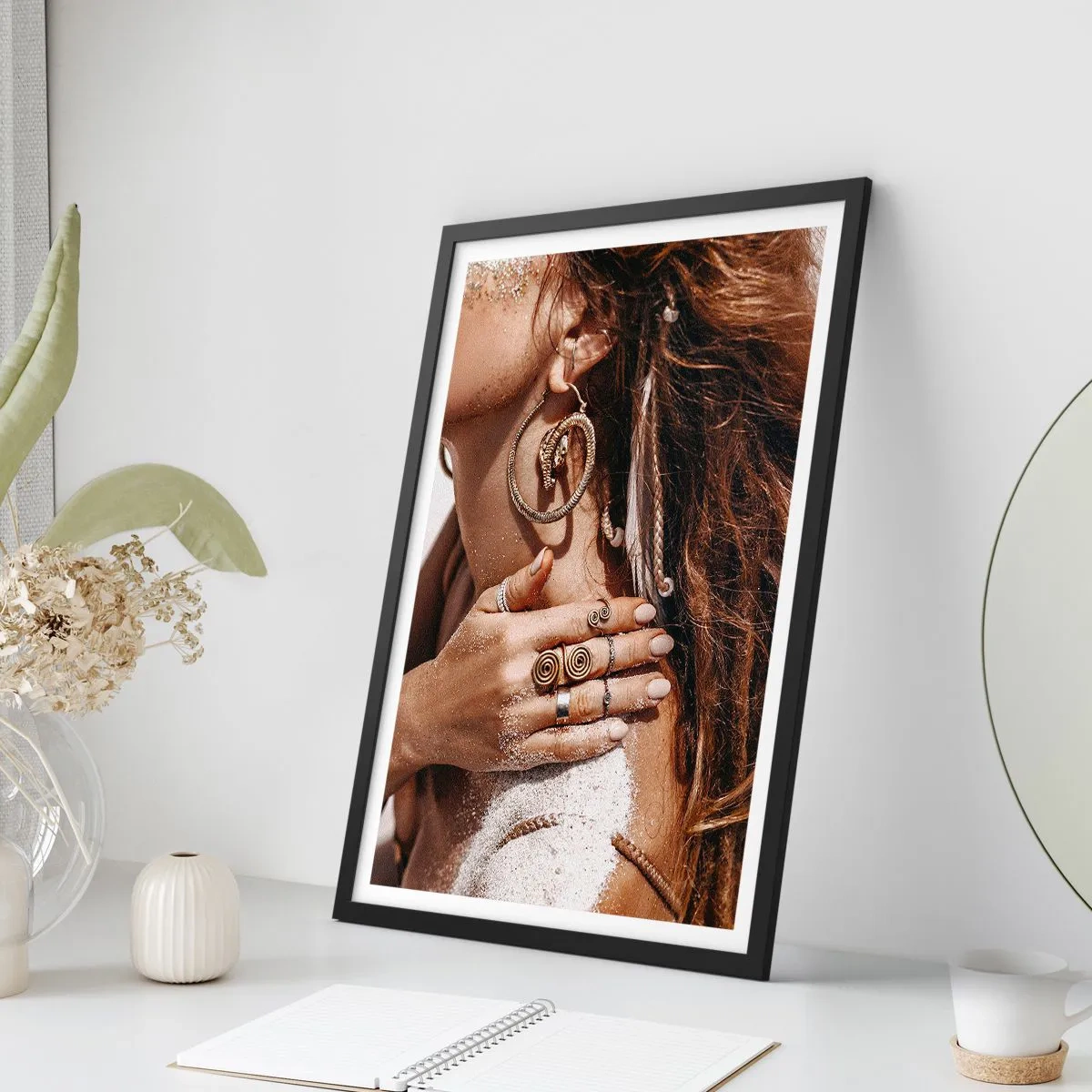 Poster in een zwarte lijst - Koningin van het wilde strand - 30x40 cm