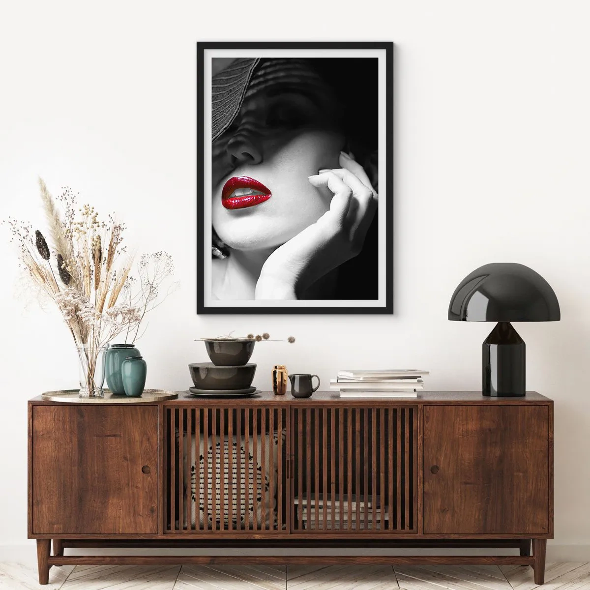 Poster in een zwarte lijst - Portret van een vrouw met een hoed en rode lippen - 50x70cm - Een studie in scharlaken - Moderne wanddecoratie voor woonkamer en slaapkamer ARTTOR