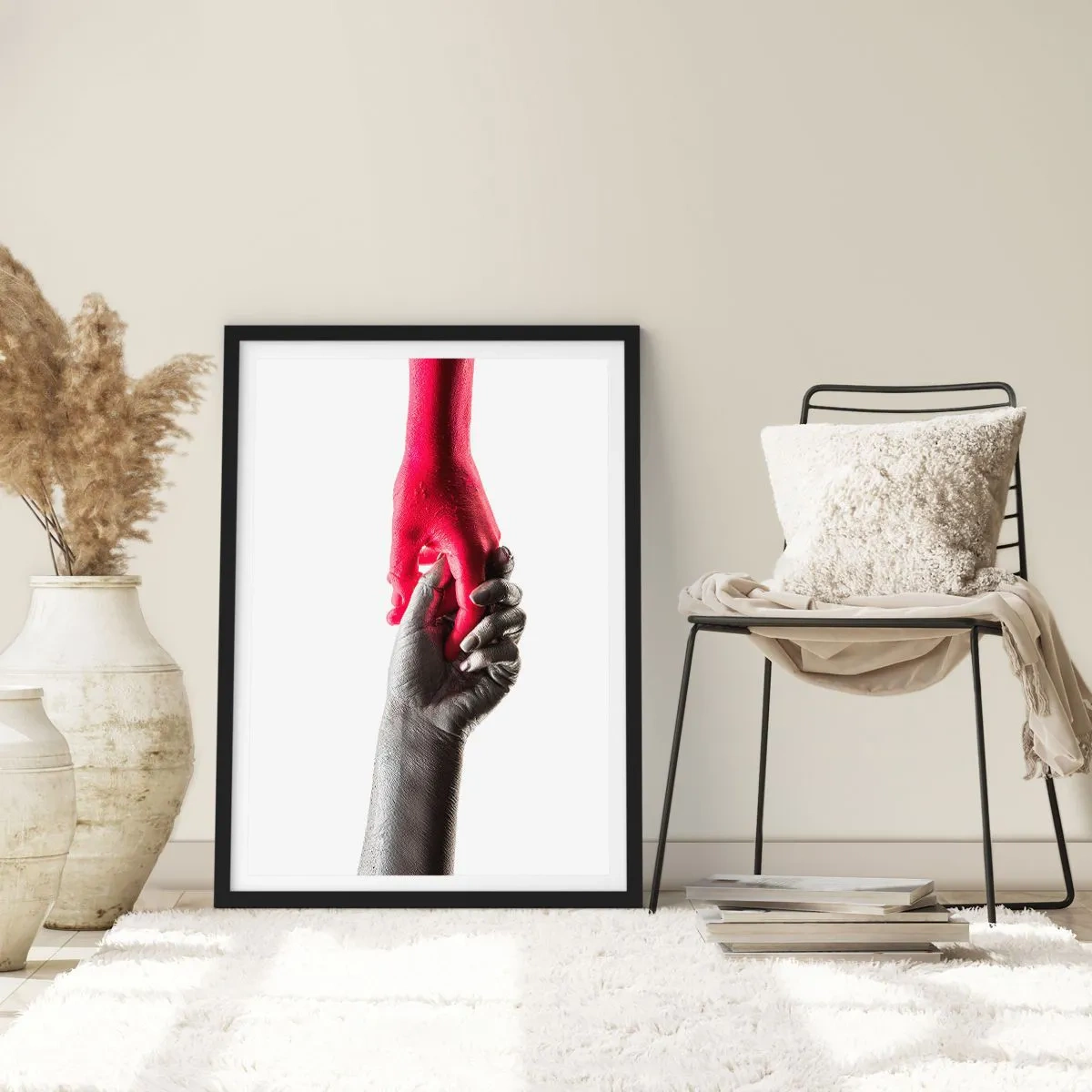 Poster in een zwarte lijst - Symbolische handen in rood en zilver op een witte achtergrond - 50x70cm - Samen, hoewel anders - Moderne wanddecoratie voor woonkamer en slaapkamer ARTTOR