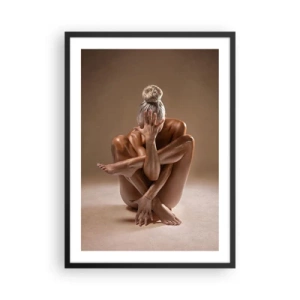 Poster in een zwarte lijst - Artistieke foto van een vrouw in een sensuele pose tegen een beige achtergrond - 50x70cm - De eenheid van lichaam en geest - Moderne wanddecoratie voor woonkamer en slaapkamer ARTTOR