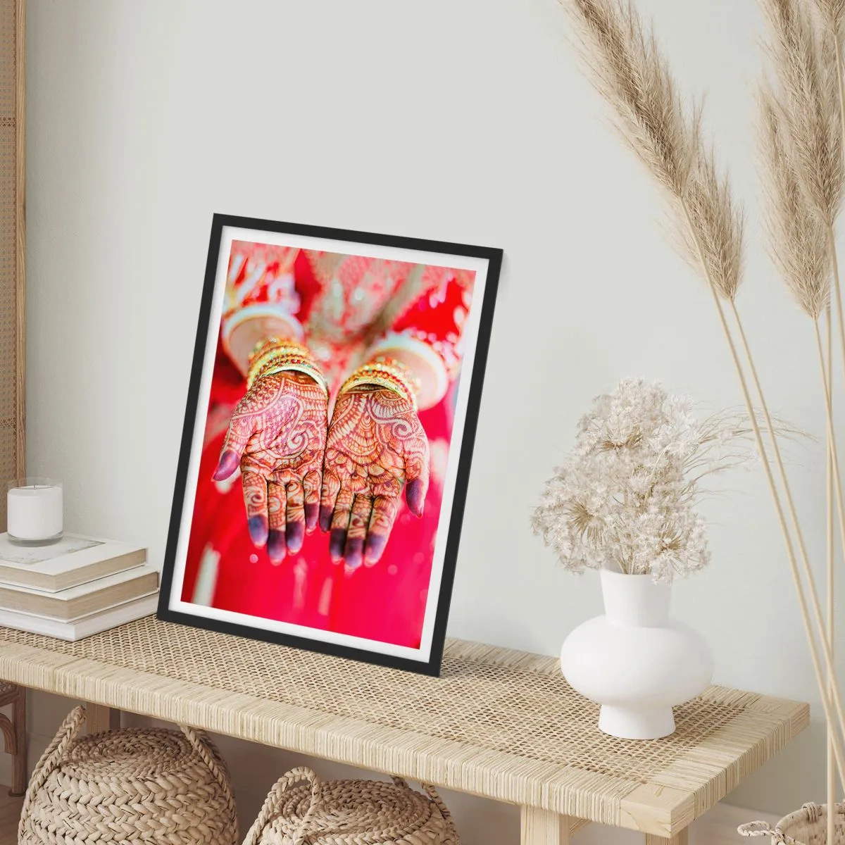 Poster in een zwarte lijst - Decoratieve henna-handen tegen een rode achtergrond - 50x70cm - Klaar om je geluk te vangen? - Moderne wanddecoratie voor woonkamer en slaapkamer ARTTOR