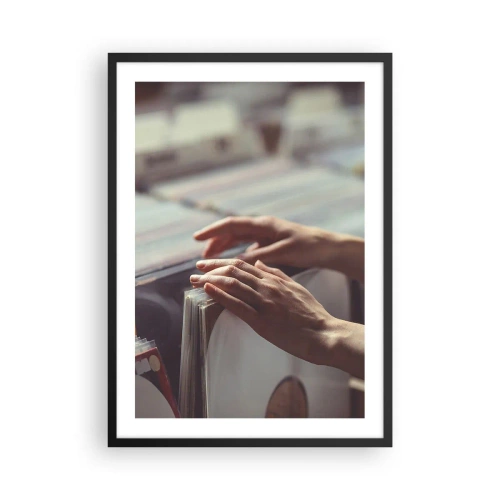 Poster in een zwarte lijst - Handen die vinylplaten doorbladeren in een muziekwinkel - 50x70cm - Op zoek naar emoties - Moderne wanddecoratie voor woonkamer en slaapkamer ARTTOR