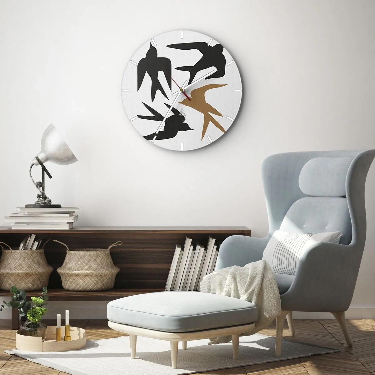 Wandklok - Klok - Zwarte en gouden silhouetten van zwaluwen op een witte achtergrond - 30x30cm - Zwaluwen spel - Moderne wanddecoratie voor woonkamer, keuken en slaapkamer ARTTOR