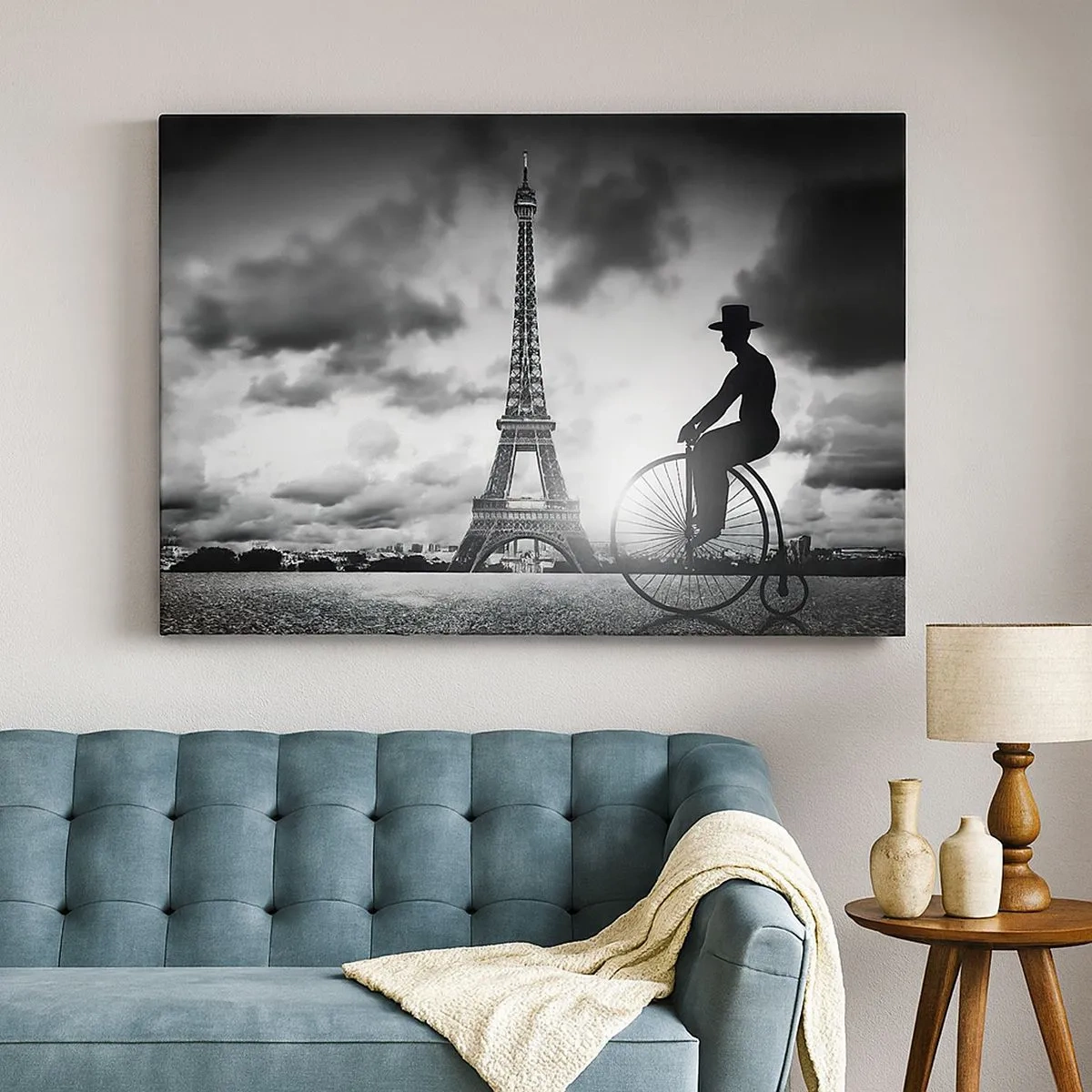 Schilderen op canvas - Zwart-witfoto van een retrofiets met de Eiffeltoren op de achtergrond - 70x50cm - Verlangen naar Belle Epoque - Moderne wanddecoratie voor woonkamer en slaapkamer ARTTOR