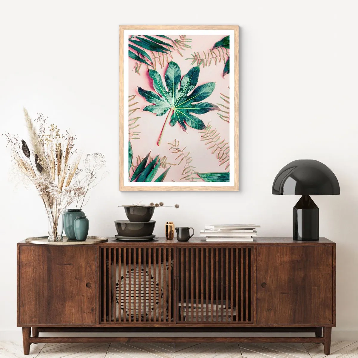 Een poster in een licht eiken lijst - Een studie van groen op een roze achtergrond - 50x70 cm