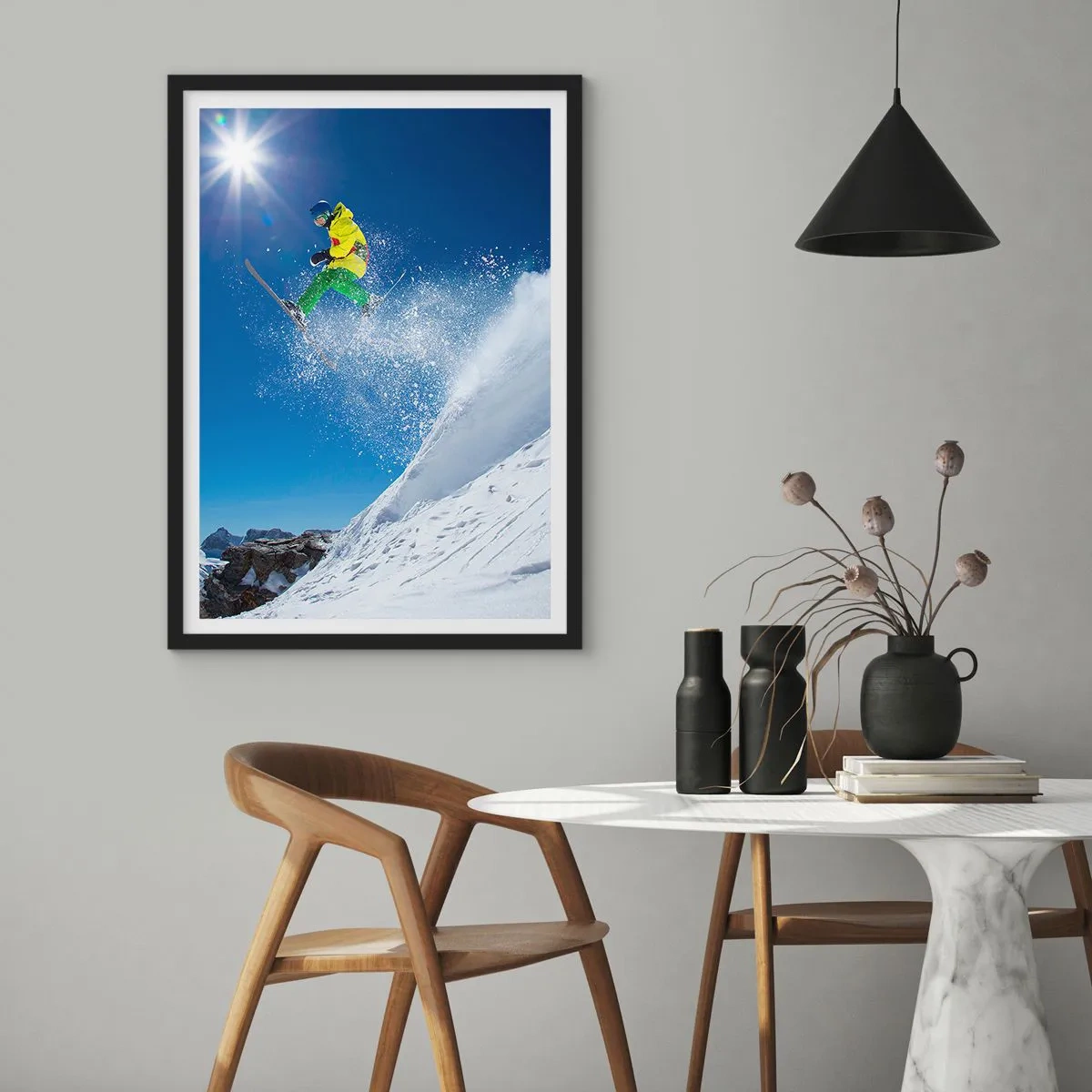 Poster in een zwarte lijst - Skiër in actie op een besneeuwde helling - 50x70cm - Dansend met de bergen - Moderne wanddecoratie voor woonkamer en slaapkamer ARTTOR