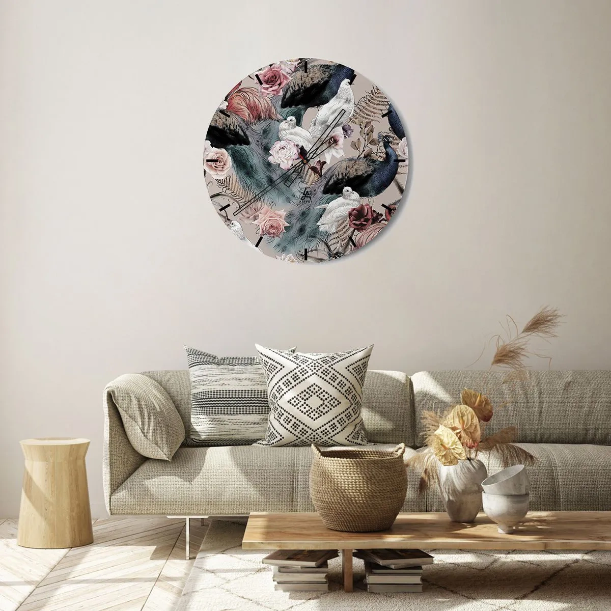 Wandklok - Klok - Pauw en witte vogels tussen bloemen op een beige achtergrond - 30x30cm - In de paleistuin - Moderne wanddecoratie voor woonkamer, keuken en slaapkamer ARTTOR