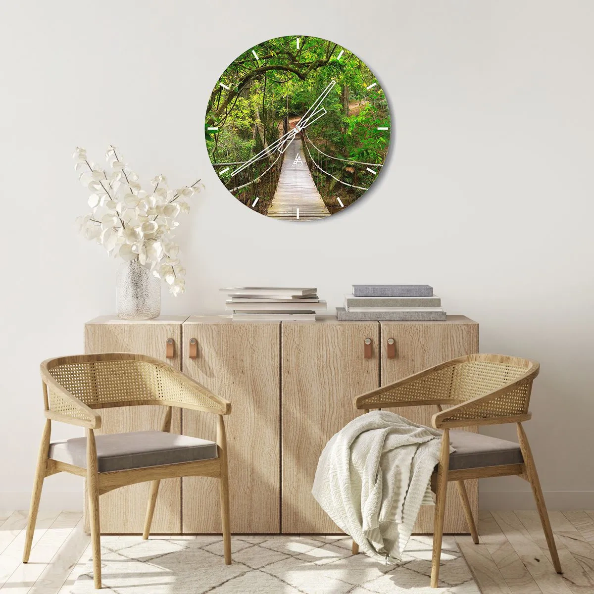 Wandklok - Klok - Een houten brug hangt in een groen bos - 30x30cm - Want er staat een klimplant in de tuin - Moderne wanddecoratie voor woonkamer, keuken en slaapkamer ARTTOR