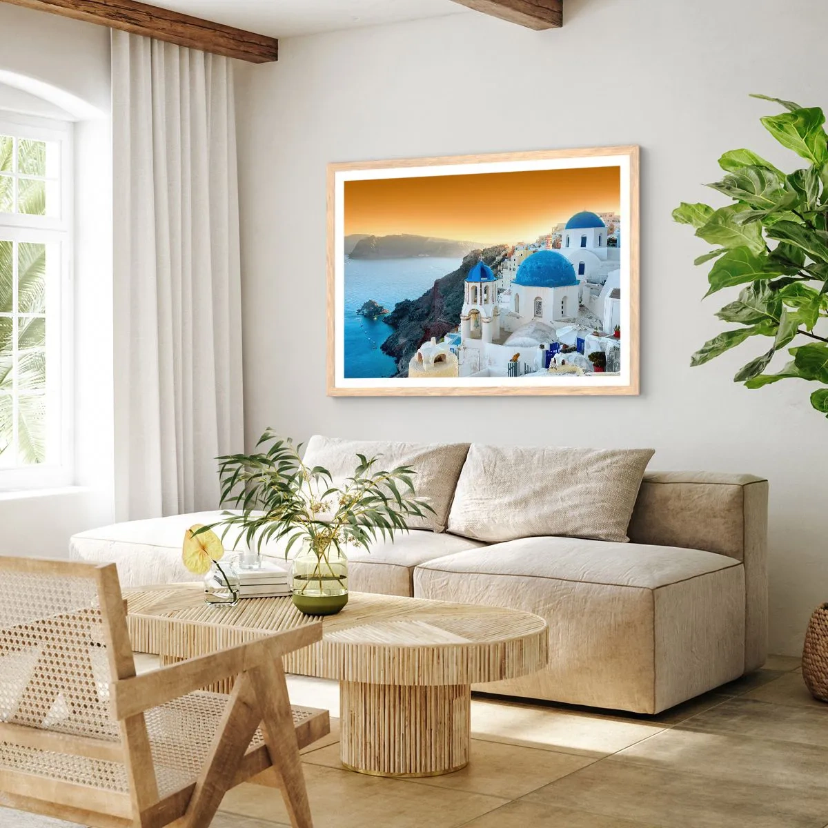 Een poster in een licht eiken lijst - Santorini - genesteld tegen de rotsen - 91x61 cm