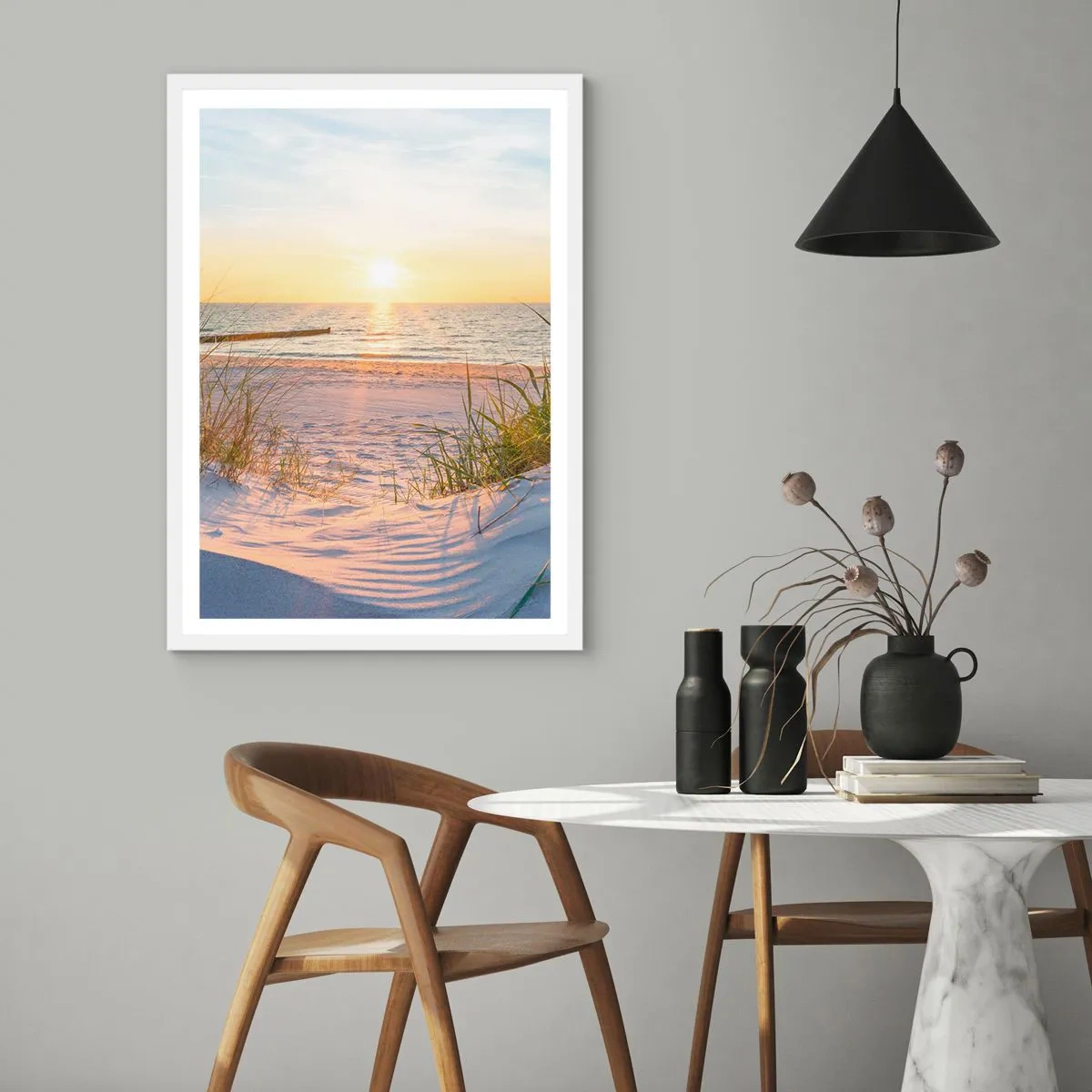 Poster in een witte lijst - Het geluid van de zee, het zingen van vogels, een wild strand tussen het gras... - 70x100 cm