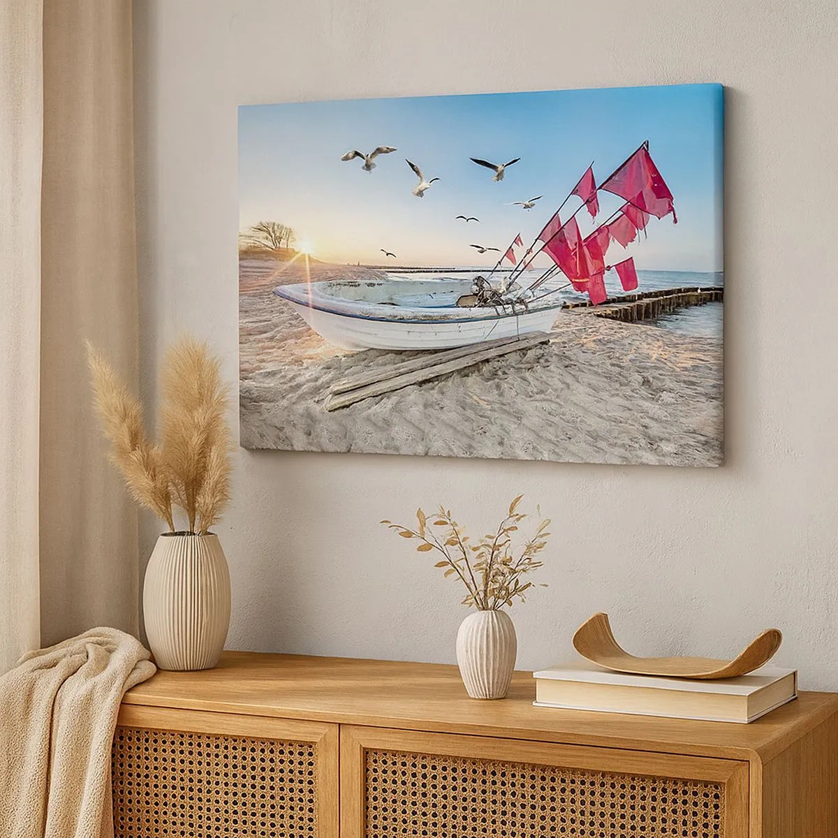 Schilderen op canvas - Een boot op het strand bij zonsopgang met meeuwen en rode vlaggen - 70x50cm - Een welverdiende rust - Moderne wanddecoratie voor woonkamer en slaapkamer ARTTOR
