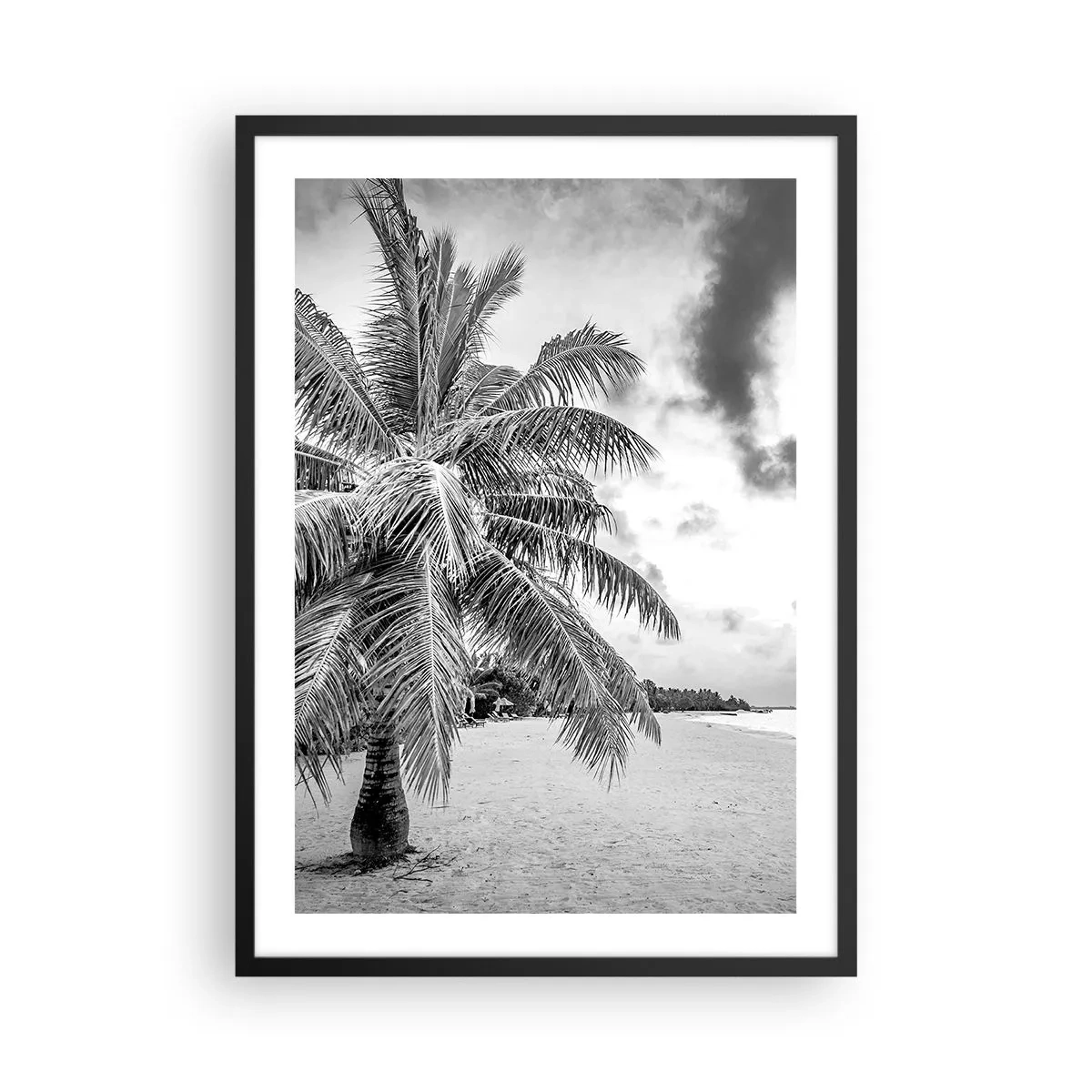 Poster in een zwarte lijst - Een zwart-witte palmboom op een leeg strand onder een bewolkte lucht. - 50x70cm - Wanneer je verlangt naar eenzaamheid... - Moderne wanddecoratie voor woonkamer en slaapkamer ARTTOR