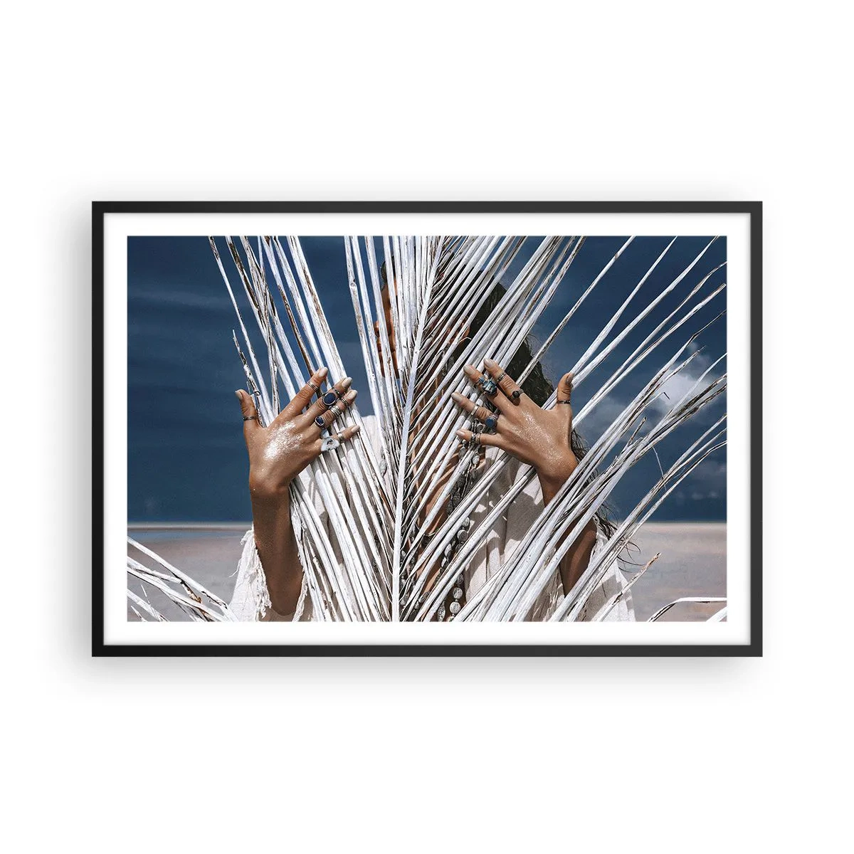 Poster in een zwarte lijst - Het meisje van de sjamaan? - 91x61 cm