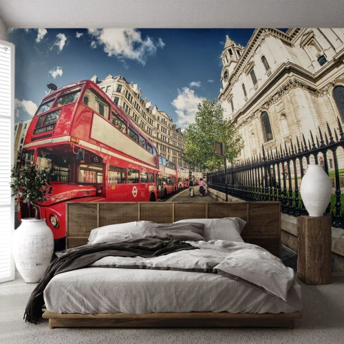 Fotobehang Premium Canvas - Londense straat in grijs en rood - Stad, Londen, rode bus - 400x280 cm