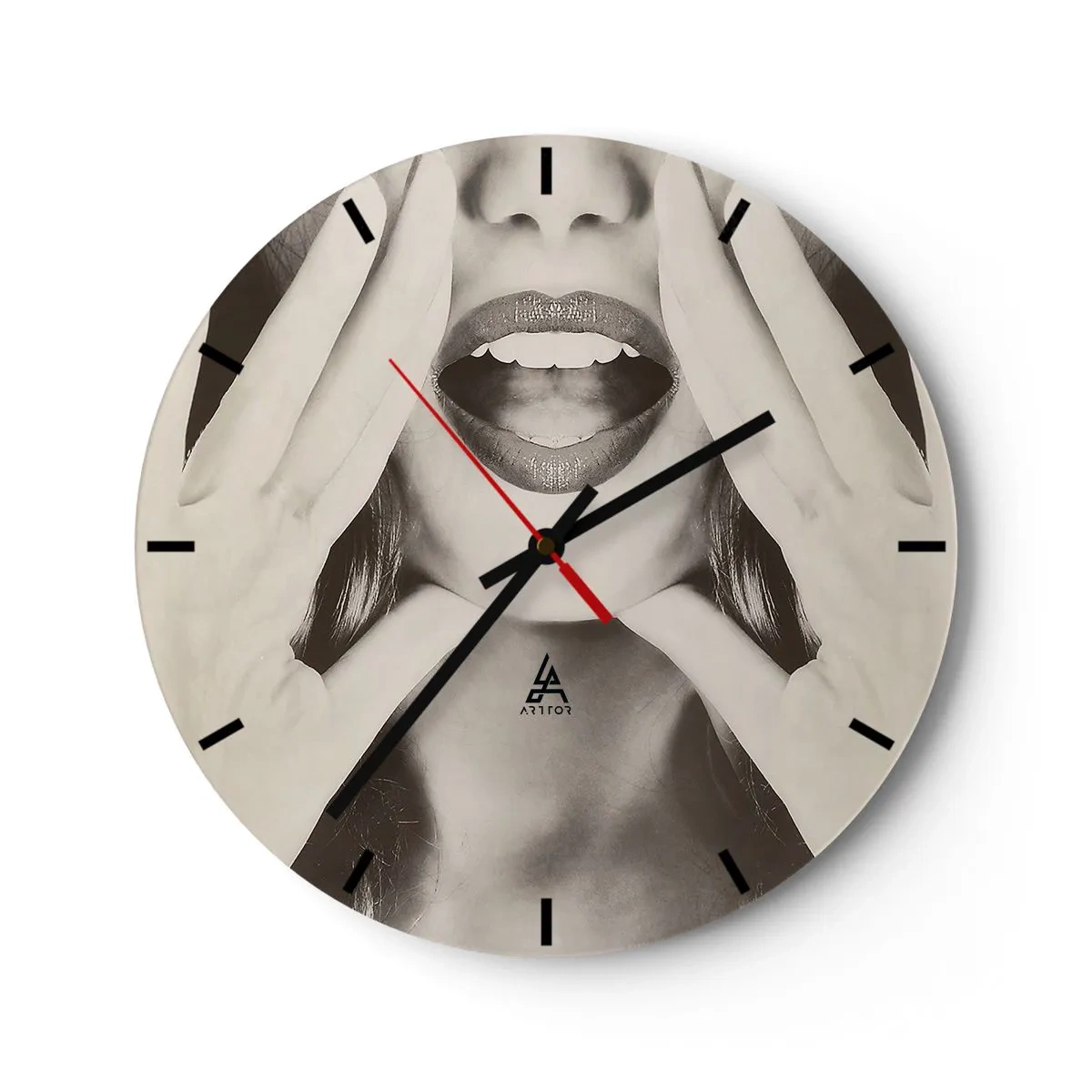 Wandklok - Klok - Artistieke sepiafoto van de mond en handen van een vrouw - 30x30cm - Ik kom al! - Moderne wanddecoratie voor woonkamer, keuken en slaapkamer ARTTOR