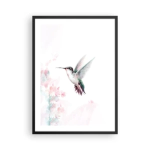 Poster in een zwarte lijst - Kolibrie in vlucht met een delicate bloemenachtergrond - 50x70cm - Vastgehouden tijdens fladderen - Moderne wanddecoratie voor woonkamer en slaapkamer ARTTOR