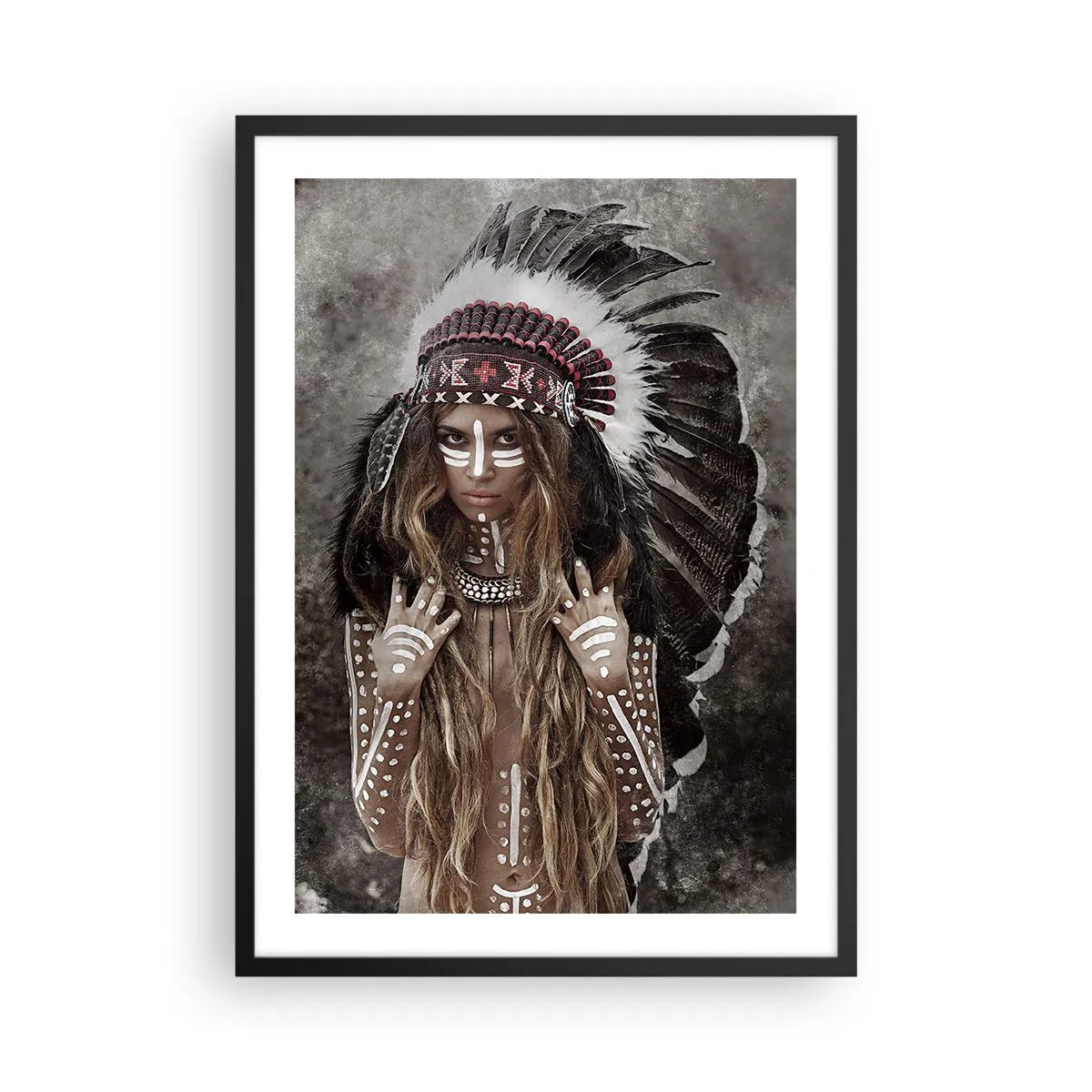 Poster in een zwarte lijst - Een vrouw met een verentooi en witte lichaamsbeschilderingen - 50x70cm - Het geheim van de kracht van de stam - Moderne wanddecoratie voor woonkamer en slaapkamer ARTTOR