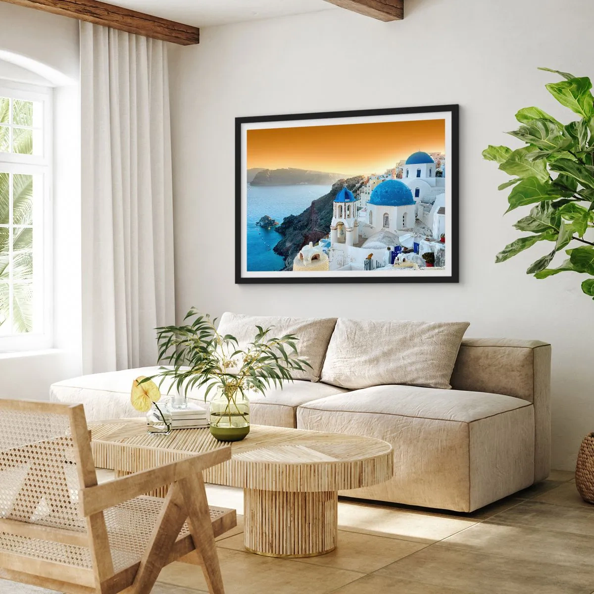 Poster in een zwarte lijst - Santorini - genesteld tegen de rotsen - 70x50 cm