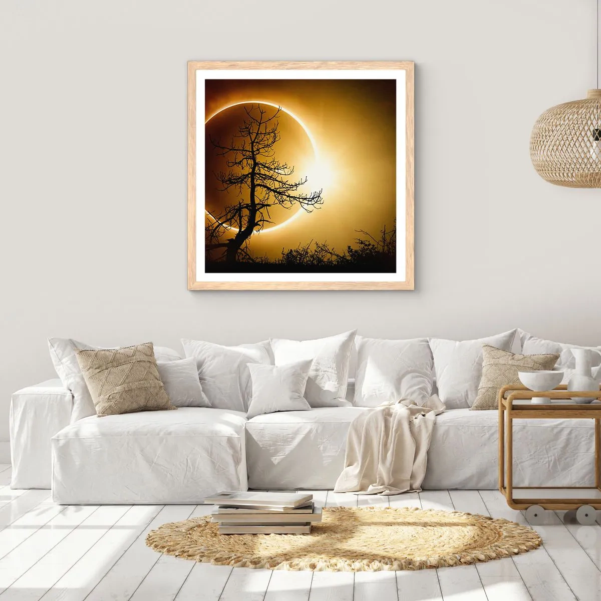 Een poster in een licht eiken lijst - Totale zonsverduistering - 60x60 cm