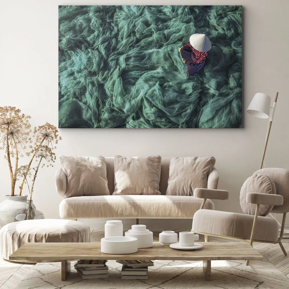 Schilderen op canvas - Een persoon met een hoed tussen groene visnetten - 70x50cm - In een zee van netten - Moderne wanddecoratie voor woonkamer en slaapkamer ARTTOR
