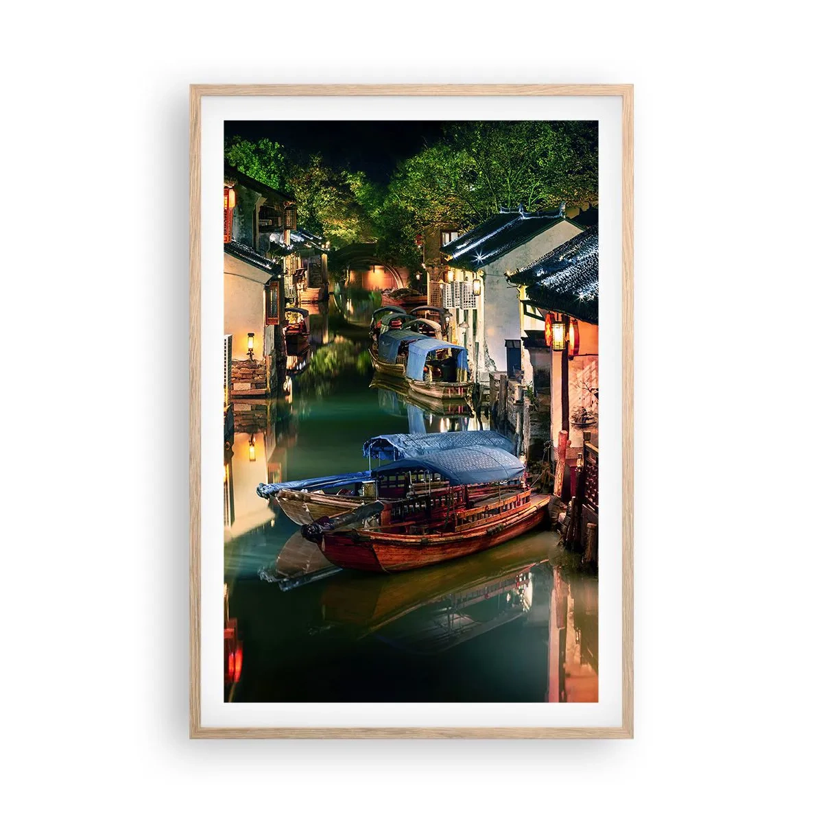 Een poster in een licht eiken lijst - Een avond op een Chinese straat - 61x91 cm