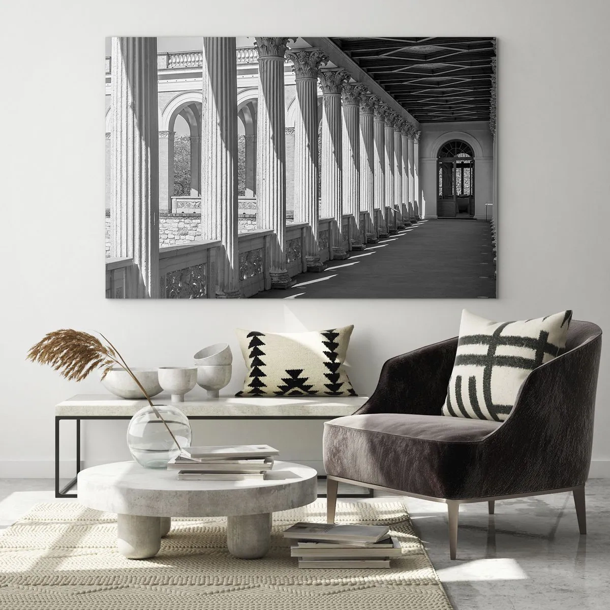 Schilderen op glas - Een zwart-witte zuilengalerij met een ritmisch spel van licht en schaduw - 70x50cm - Zonnige arcade - Moderne wanddecoratie voor woonkamer en slaapkamer ARTTOR