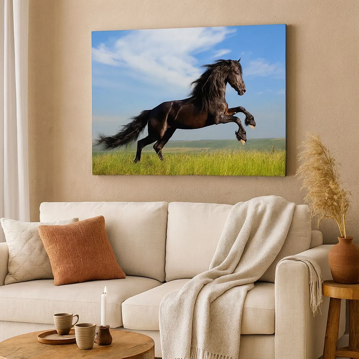 Schilderen op canvas - Een zwart paard dat rent tegen een blauwe lucht en een groene weide - 70x50cm - Een spannend manifest van vrijheid - Moderne wanddecoratie voor woonkamer en slaapkamer ARTTOR