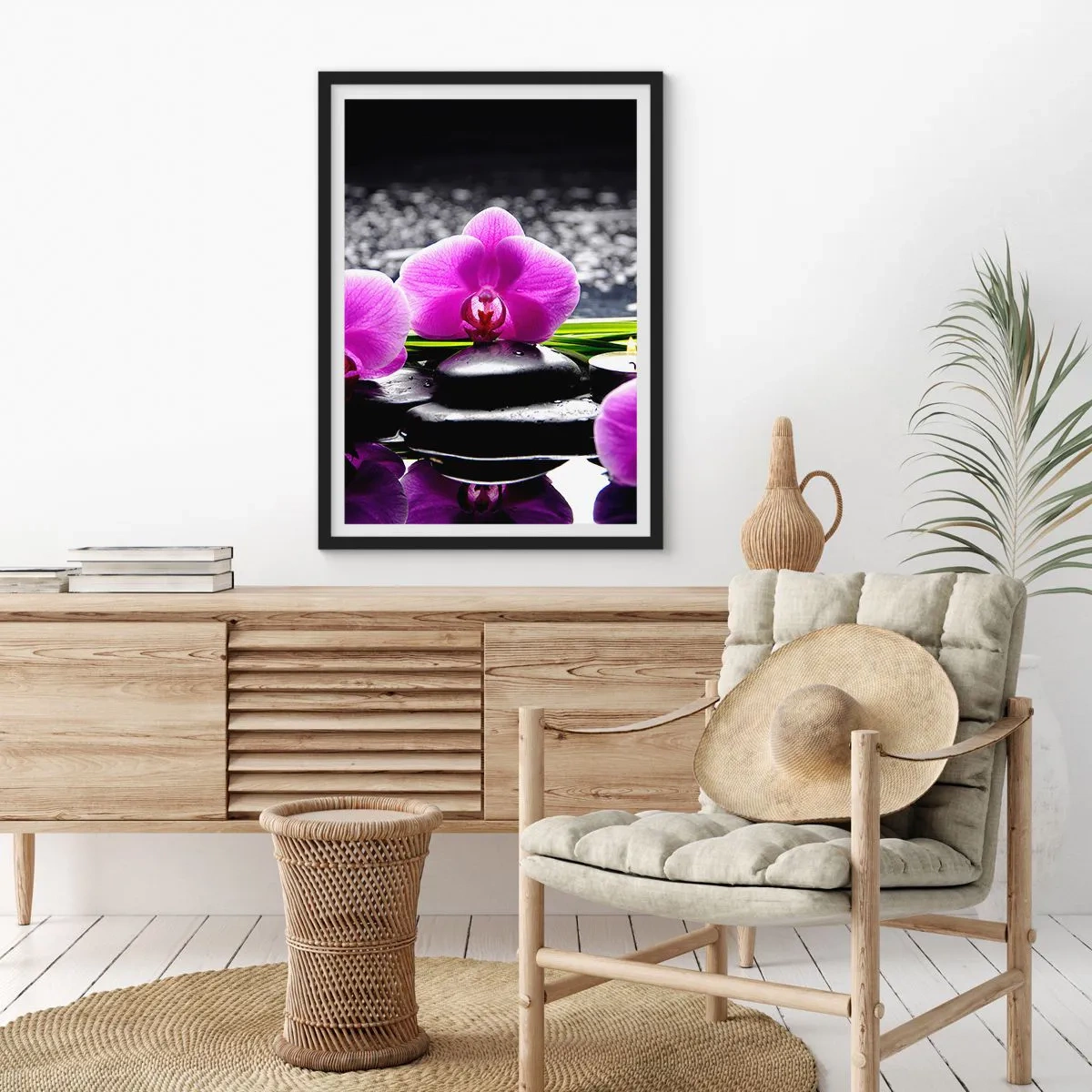Poster in een zwarte lijst - Een paarse orchidee tegen een achtergrond van stenen en water in een spa-achtige omgeving - 50x70cm - Verdrinken in rust en stilte - Moderne wanddecoratie voor woonkamer en slaapkamer ARTTOR