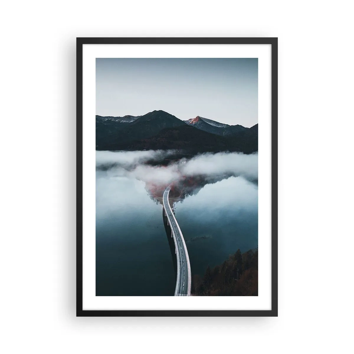 Poster in een zwarte lijst - Een brug over een rustig meer, met de bergen op de achtergrond weerspiegeld. - 50x70cm - Over water zo glad als een spiegel - Moderne wanddecoratie voor woonkamer en slaapkamer ARTTOR