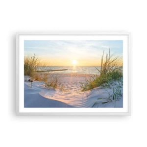 Poster in een witte lijst - Het geluid van de zee, het zingen van vogels, een wild strand tussen het gras... - 70x50 cm