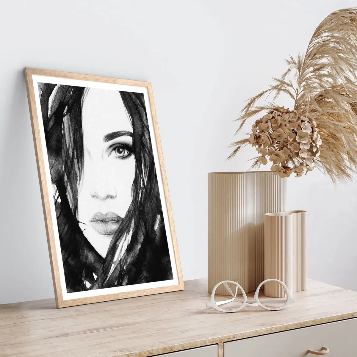 Een poster in een licht eiken lijst - Portret van een dame in zwart en wit - 61x91 cm