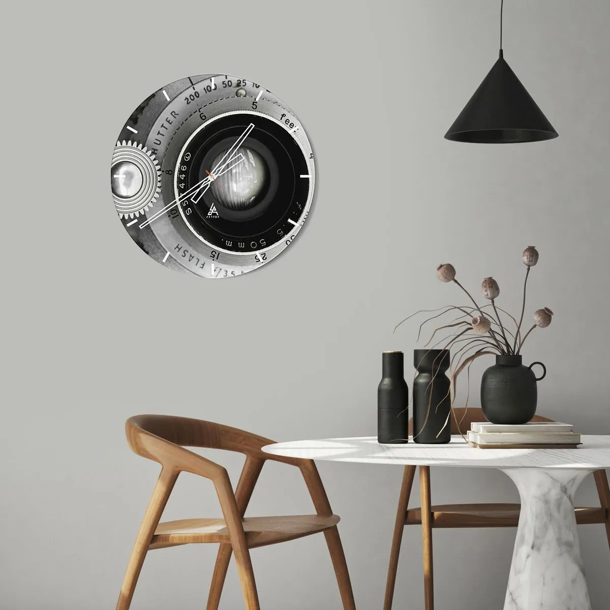 Wandklok - Klok - Close-up van een cameralens in zwart-wit - 30x30cm - Een verhaal over Hollywood - Moderne wanddecoratie voor woonkamer, keuken en slaapkamer ARTTOR