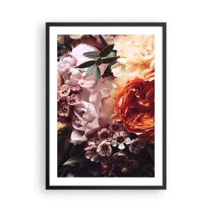 Poster in een zwarte lijst - Een close-up van een boeket bloemen in de kleuren roze, oranje en crème. - 50x70cm - Gehuld in schoonheid - Moderne wanddecoratie voor woonkamer en slaapkamer ARTTOR