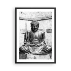 Poster in een zwarte lijst - Een Boeddhabeeld in een meditatieve positie in monochrome tinten - 50x70cm - Aan de bron van vrede - Moderne wanddecoratie voor woonkamer en slaapkamer ARTTOR