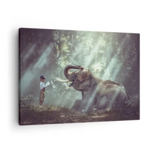 Schilderen op canvas - Een jongen en een olifant in een bosrijke omgeving, verlicht door zonlicht - 70x50cm - En luister hier eens naar... - Moderne wanddecoratie voor woonkamer en slaapkamer ARTTOR