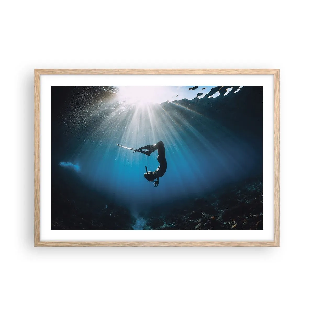 Een poster in een licht eiken lijst - onderwaterdans - 70x50 cm