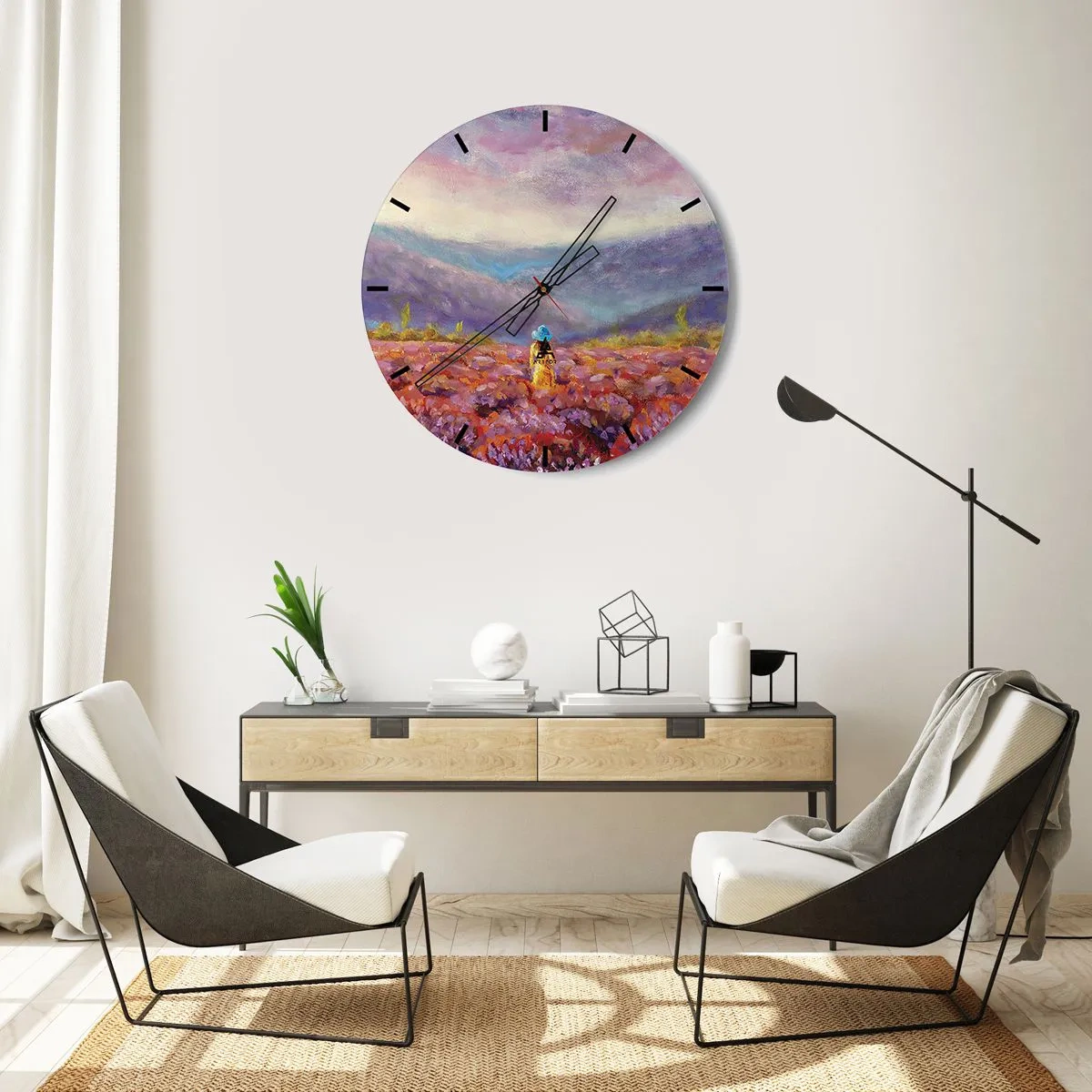 Wandklok - Klok - Een vrouw met een hoed in een lavendelveld met uitzicht op de bergen - 30x30cm - In een lavendelwereld - Moderne wanddecoratie voor woonkamer, keuken en slaapkamer ARTTOR